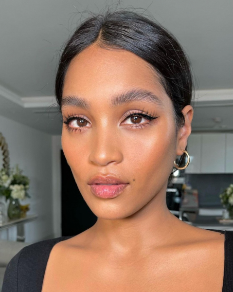 На темной стороне: полный гид по формам кисточек для туши