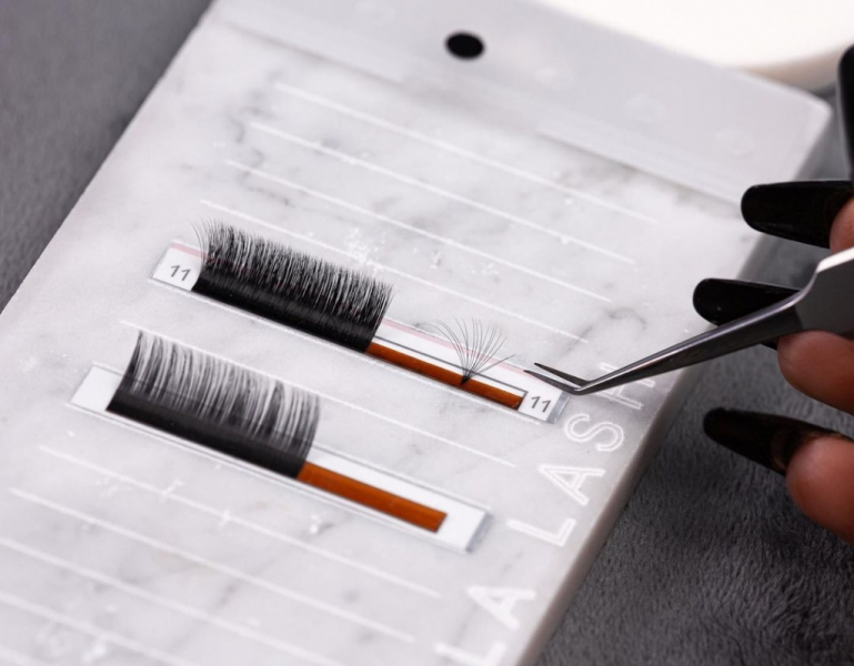 Тренд наращивания ресниц: &laquo;мокрый&raquo; эффект (уже хотим попробовать)