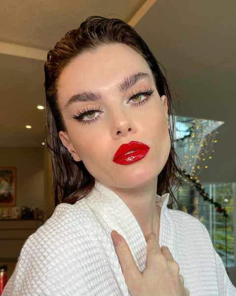 На темной стороне: полный гид по формам кисточек для туши