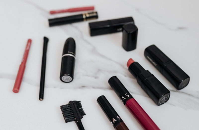 Что должно быть в универсальном наборе декоративной косметики