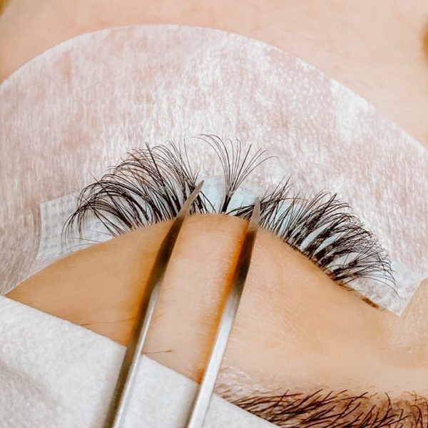 Тренд наращивания ресниц: &laquo;мокрый&raquo; эффект (уже хотим попробовать)
