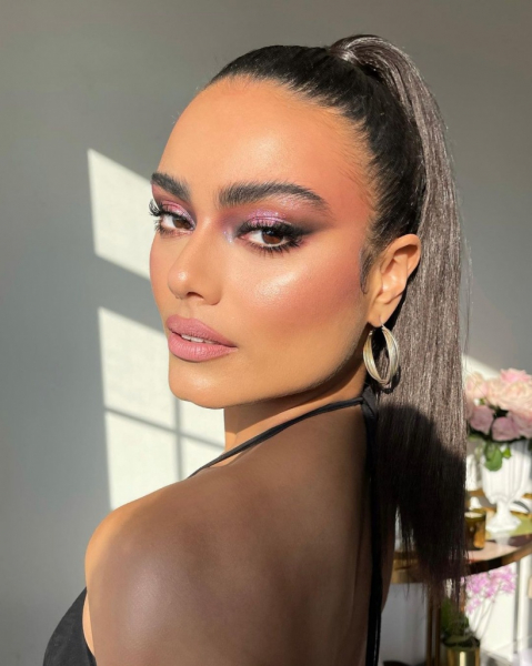 На темной стороне: полный гид по формам кисточек для туши