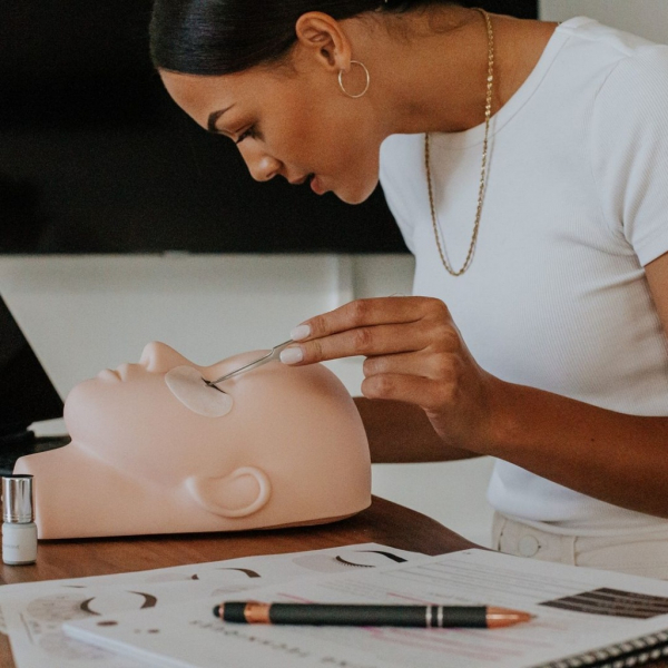 Тренд наращивания ресниц: &laquo;мокрый&raquo; эффект (уже хотим попробовать)