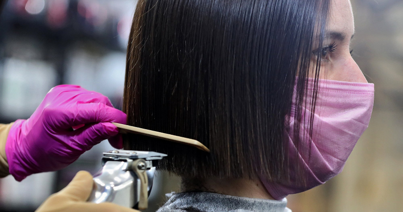 Как закрасить корни волос самой дома