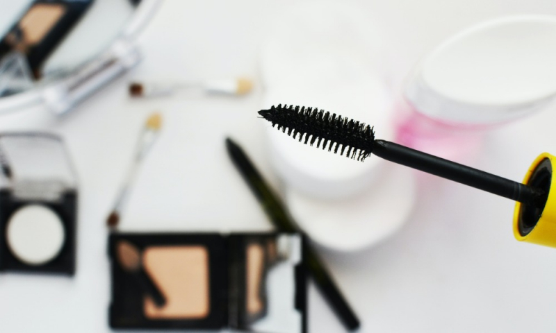 3 лайфхака: какую тушь выбрать, если у вас жирная кожа?