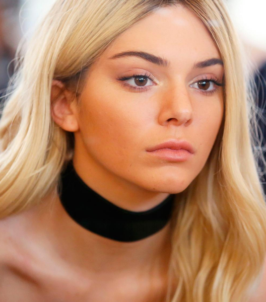 Как звездные брюнетки выглядят блондинками: фото Эмили Ратаковски и других