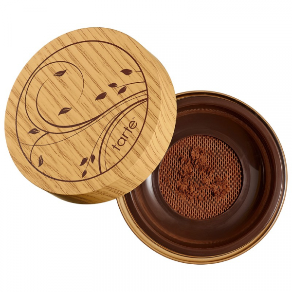 Макияж, уход и защита: топ-7 лучших пудр для лица на лето