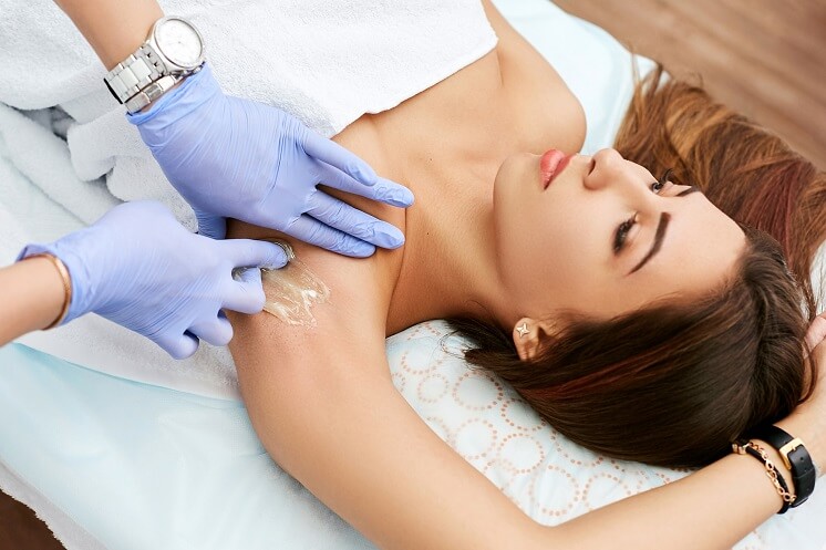 Сахарная эпиляция в салоне